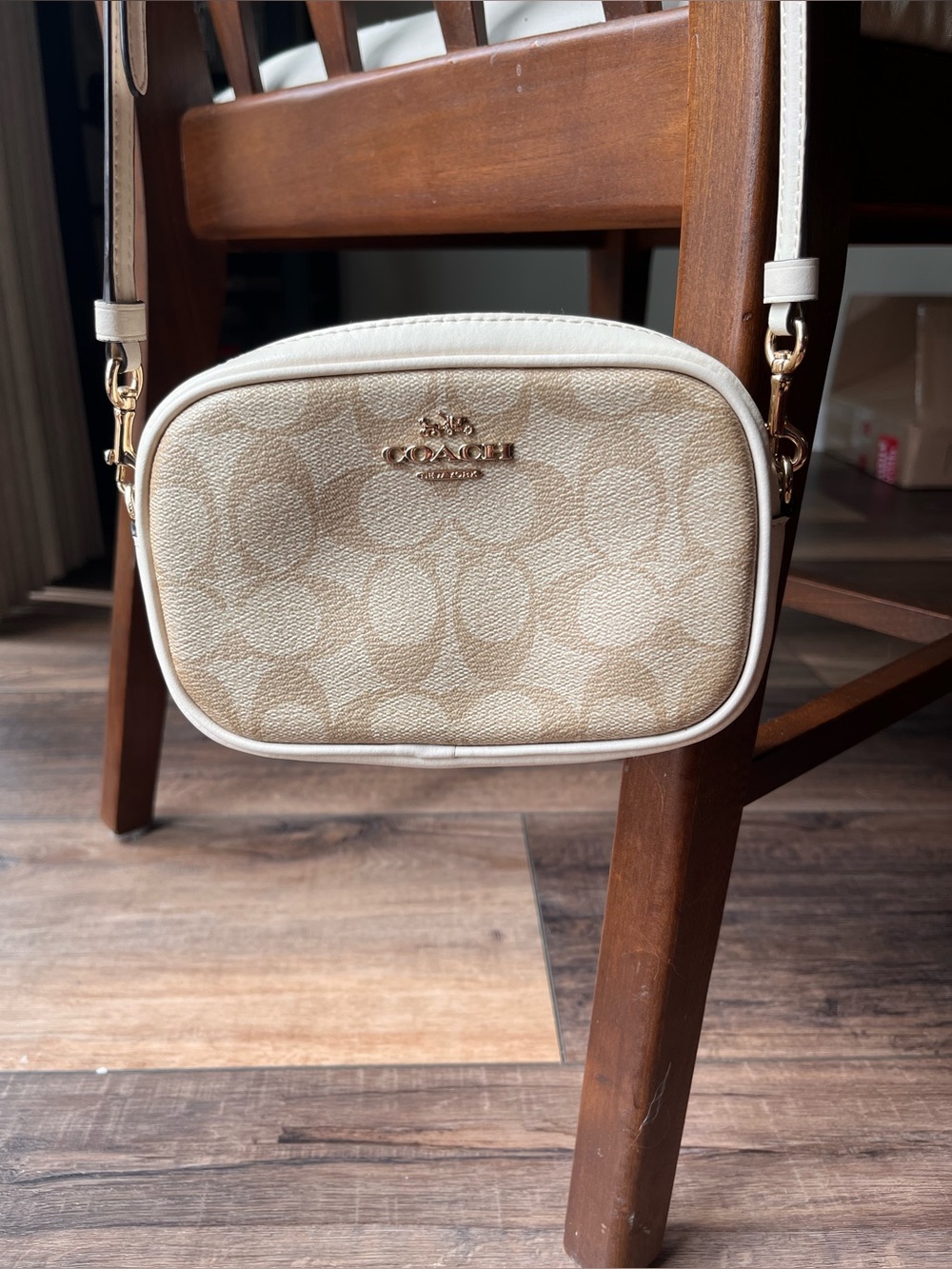 Coach Signature Chalk/khaki crossbody! Gold hardware! Super cute! - Picture 1 of 12